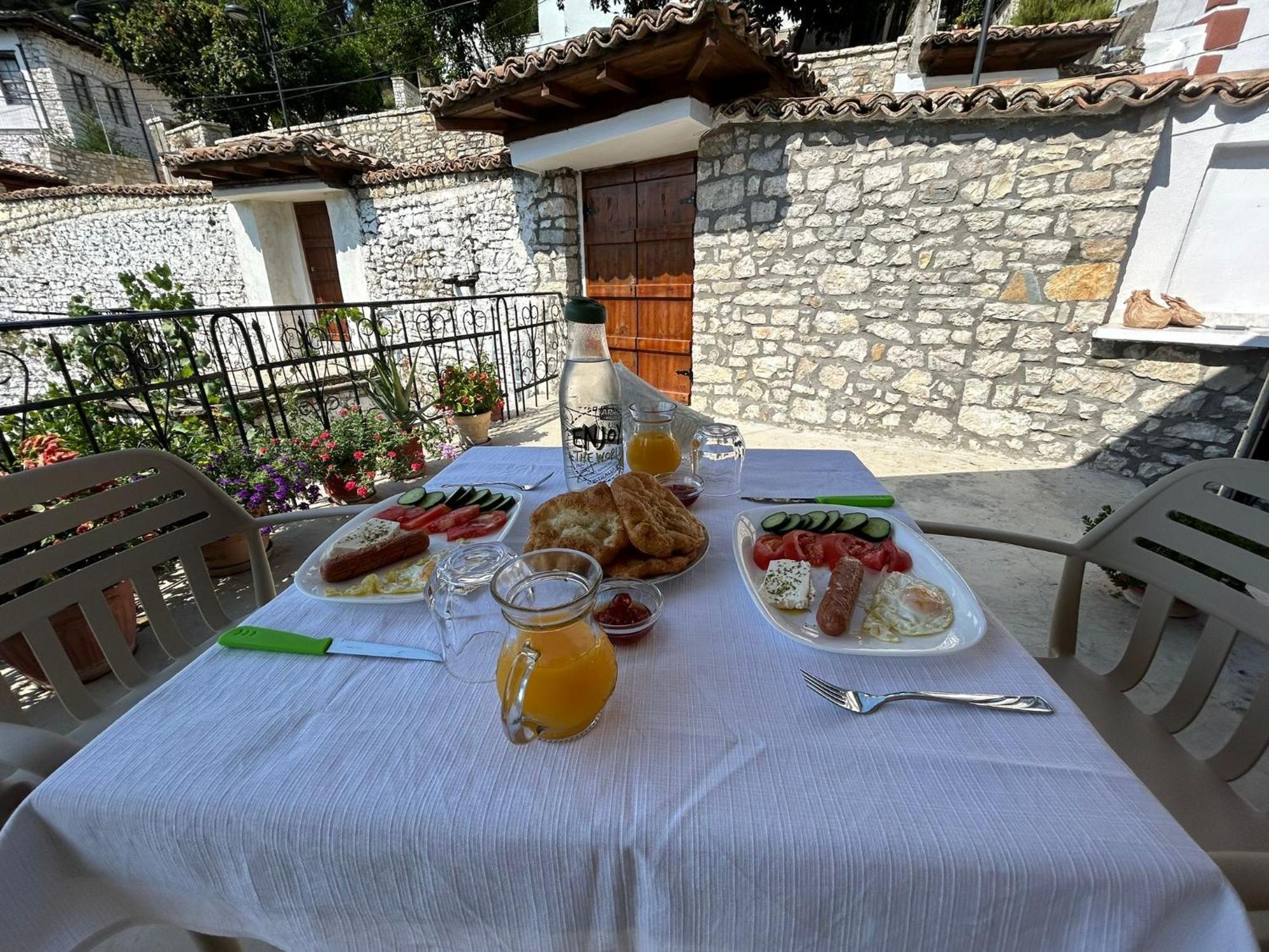 Hotel Vila Vreko B&B Berat Exteriör bild